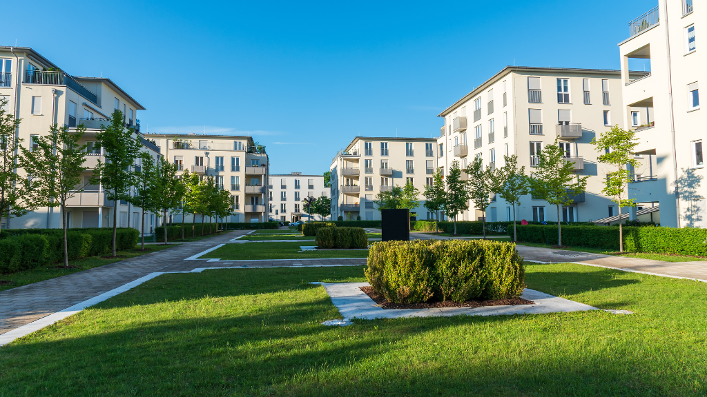 Moderne Wohnanlage mit gepflegtem Innenhof und Grünflächen - Beispielobjekt für die Ausschreibung von Reinigungsleistungen.