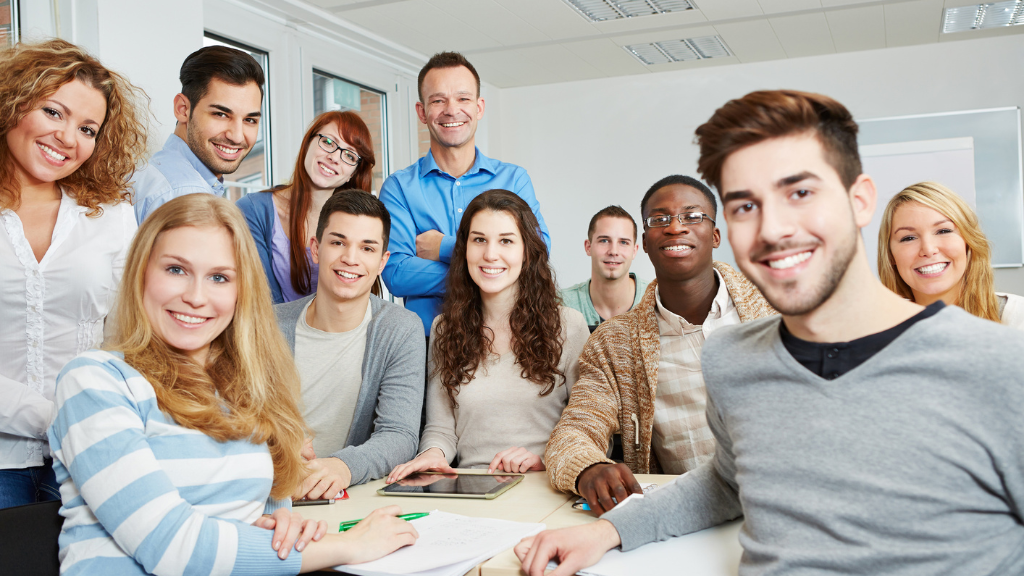 BLITZBLANK-Teamfoto im Büro, Mitarbeitende lächeln in die Kamera, Symbolbild für Karriere in der Reinigung