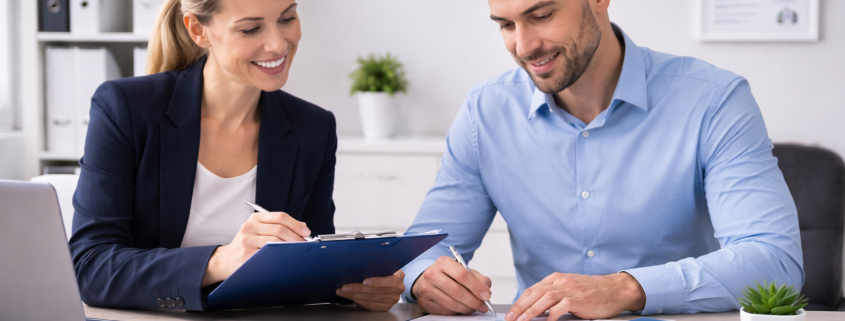 Qualitätsmanagement in der Gebäudereinigung: Zwei Personen prüfen Unterlagen im Büro, BLITZBLANK-Ordner im Vordergrund