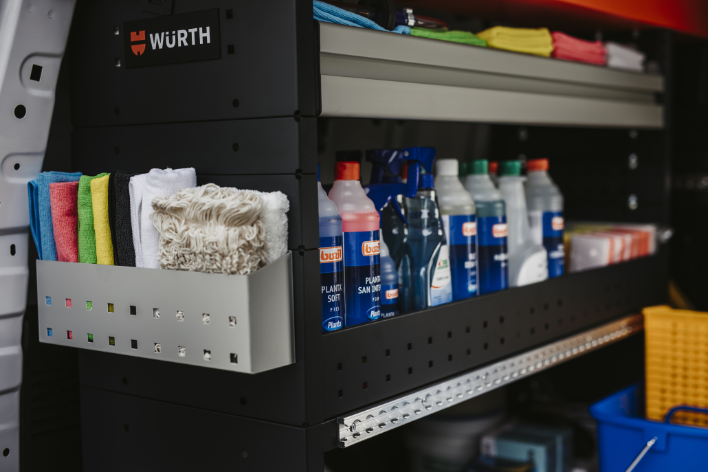 Ausgerüsteter Servicewagen mit Reinigungschemie, Tüchern und Zubehör. Das mobile Hygieneteam bringt Material und Geräte mit 