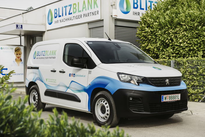 BLITZBLANK-Servicefahrzeug vor Firmenstandort. Mobiles Reinigungsservice für flexible, bedarfsgerechte Einsätze